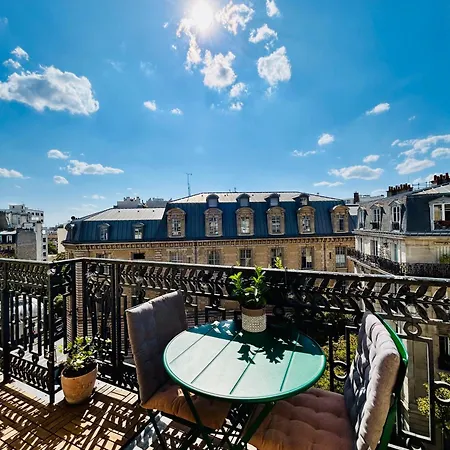 Rooftop Retreat With Sunny Balcony パリ