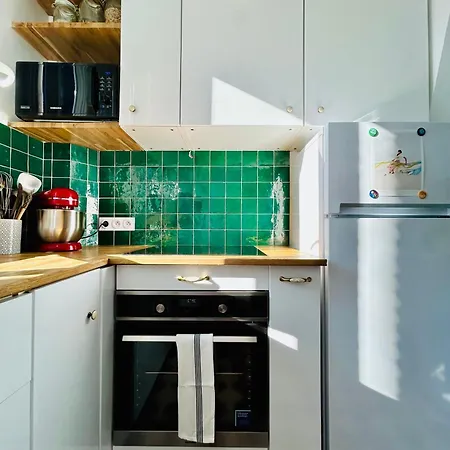 Rooftop Retreat With Sunny Balcony *