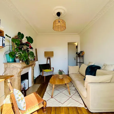 Appartement Rooftop Retreat With Sunny Balcony *