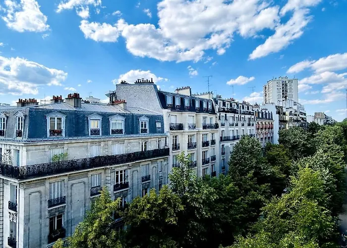Appartement Rooftop Retreat With Sunny Balcony Parijs