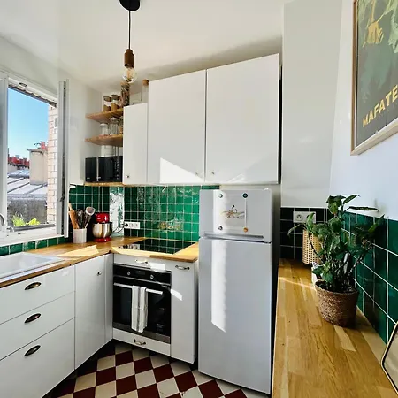 Rooftop Retreat With Sunny Balcony *