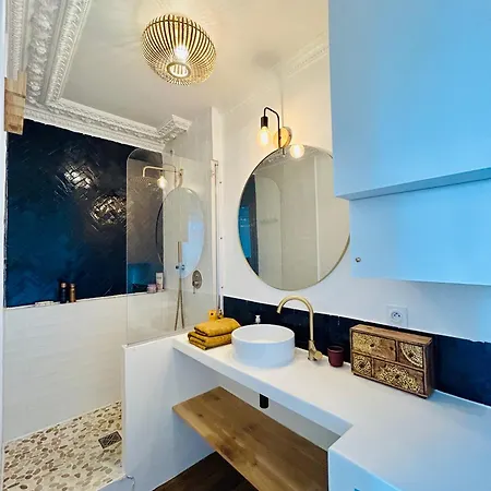 Rooftop Retreat With Sunny Balcony Paryż