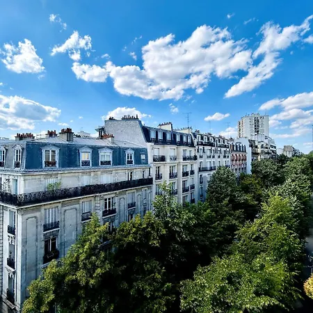 Apartament Rooftop Retreat With Sunny Balcony Paryż