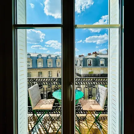 Rooftop Retreat With Sunny Balcony Paryż