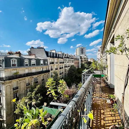 Apartament Rooftop Retreat With Sunny Balcony Paryż