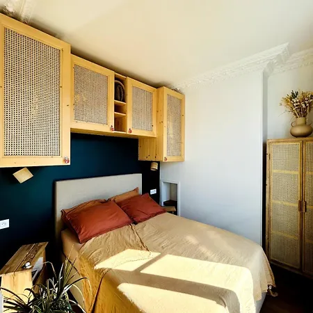 Apartament Rooftop Retreat With Sunny Balcony *