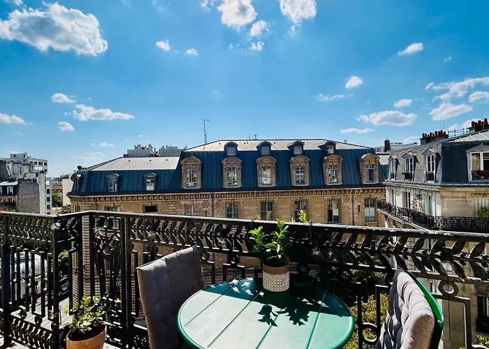 Rooftop Retreat With Sunny Balcony Paris