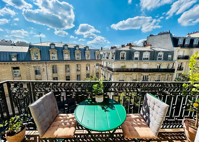 Rooftop Retreat With Sunny Balcony Paris