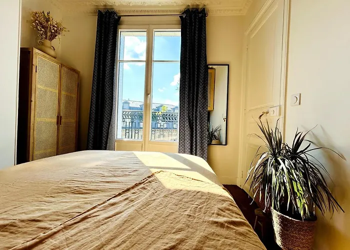 Apartment Rooftop Retreat With Sunny Balcony Paris
