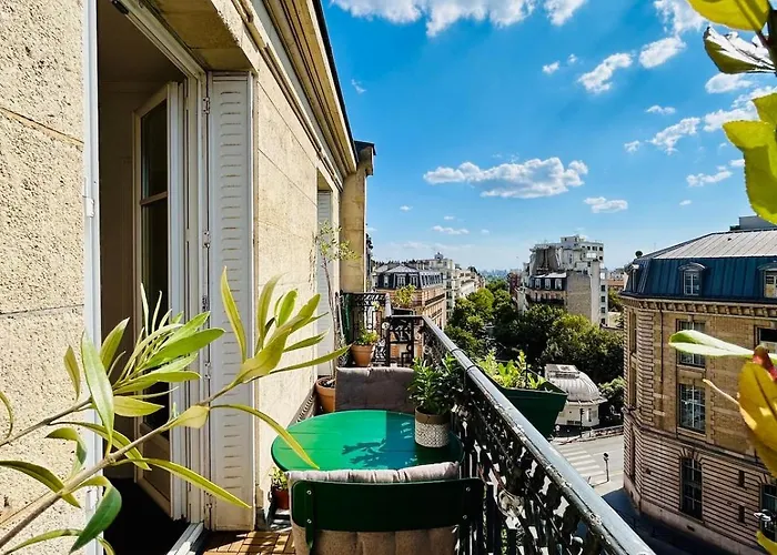 Apartment Rooftop Retreat With Sunny Balcony Paris