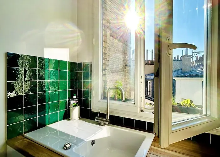 Apartment Rooftop Retreat With Sunny Balcony *