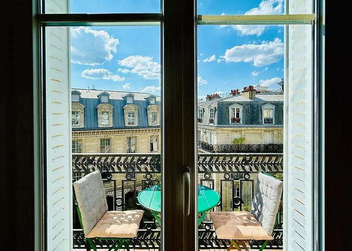 Rooftop Retreat With Sunny Balcony Paris