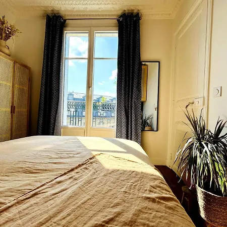 Lejlighed Rooftop Retreat With Sunny Balcony Paris