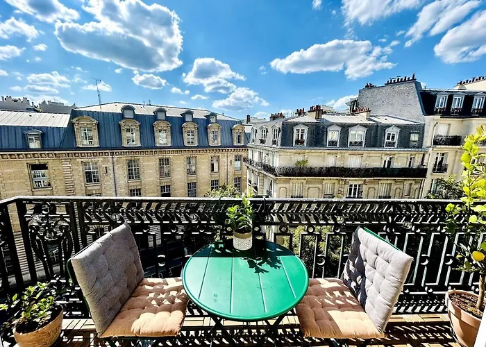 아파트 Rooftop Retreat With Sunny Balcony *