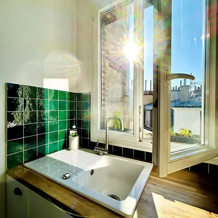 Apartman Rooftop Retreat With Sunny Balcony *
